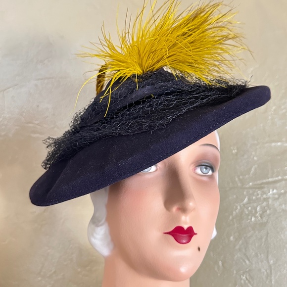 GLAMOROUS 1940s' BLACK FELT TILT HAT WITH GROSGRAIN BANDS & YELLOW FEATHERS